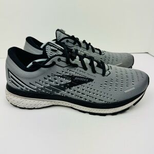 Brooks Ghost 13 men’s running shoes. Grey and black colorway. Size 9.5 wide (2E)